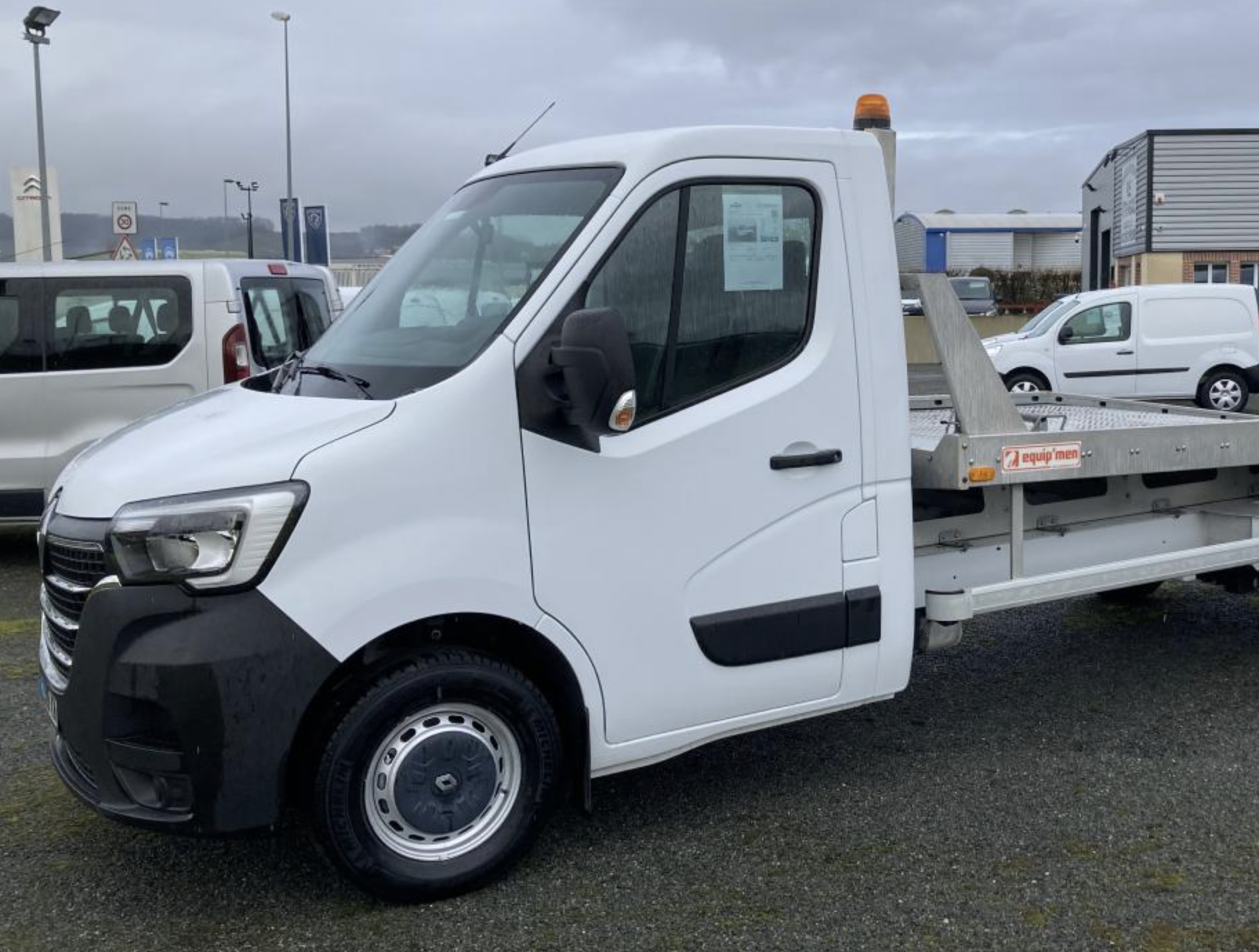 Camion RK Dépannage effectuant un remorquage de véhicule sur autoroute en Île-de-France